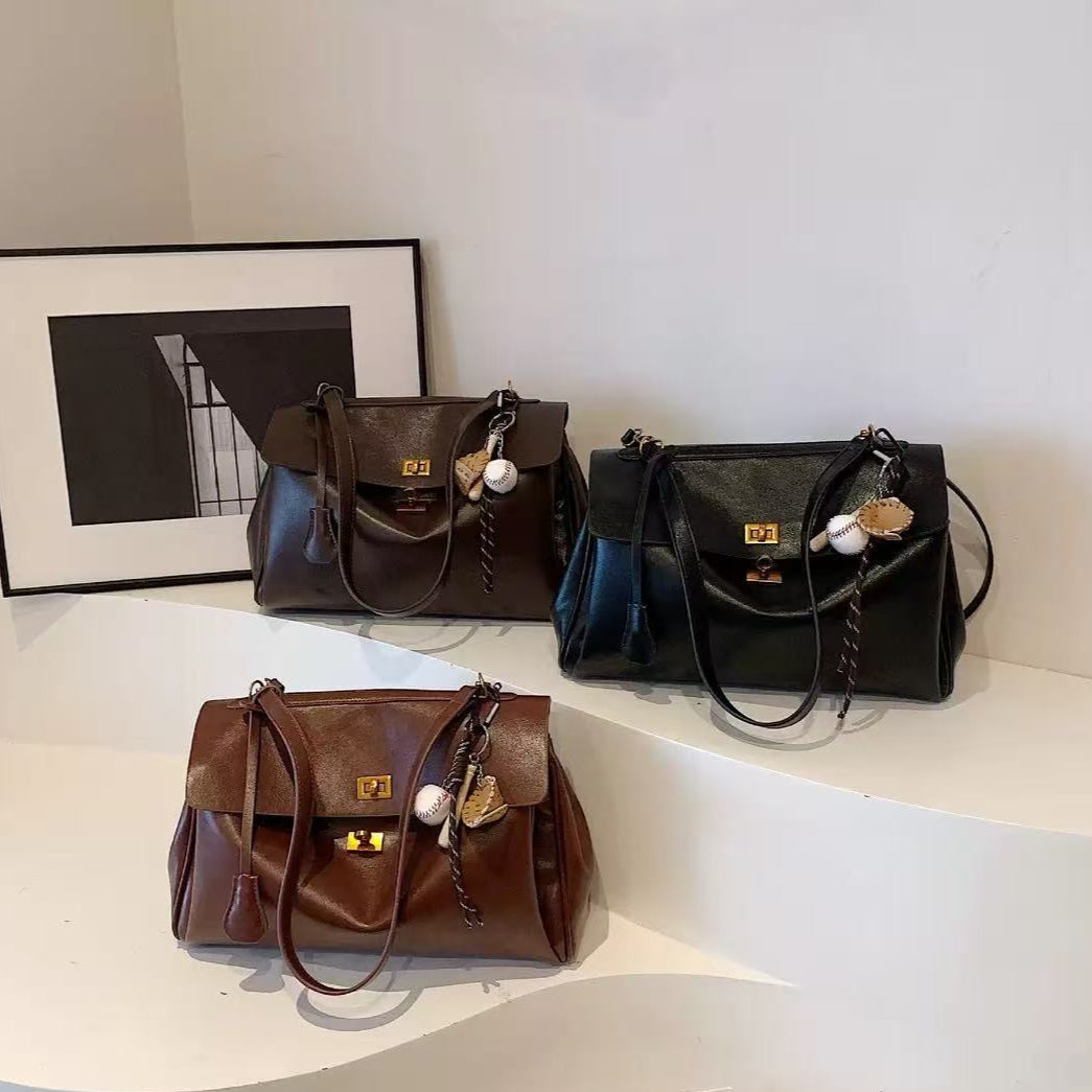 Marijke | Tijdloze Vegan Leather Tas Met Lucky Charm & Vintage Look