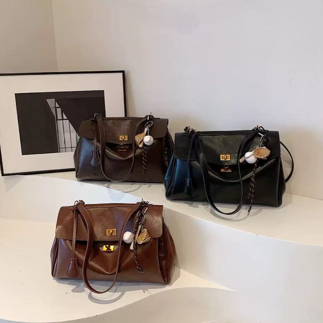 Marijke | Tijdloze Vegan Leather Tas Met Lucky Charm & Vintage Look