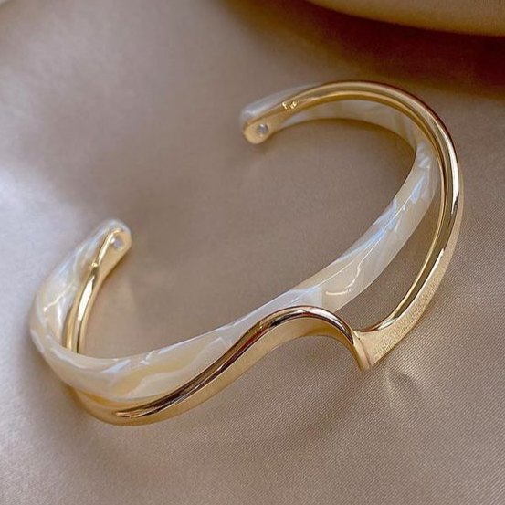 Elegante witte opaal gouden armband